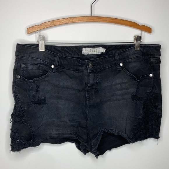 Torrid black distressed shorts size 20 - Picture 3 of 8